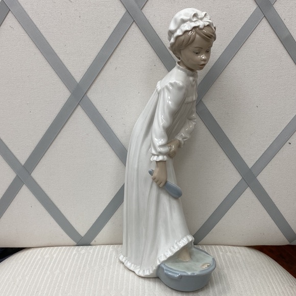 Nao Lladro 1977 Girl with Footbath - Picture 2 of 5